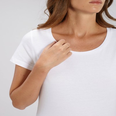 Tricou de femei din 100% bumbac organic pe alb Tricou de femei din 100% bumbac organic pe alb